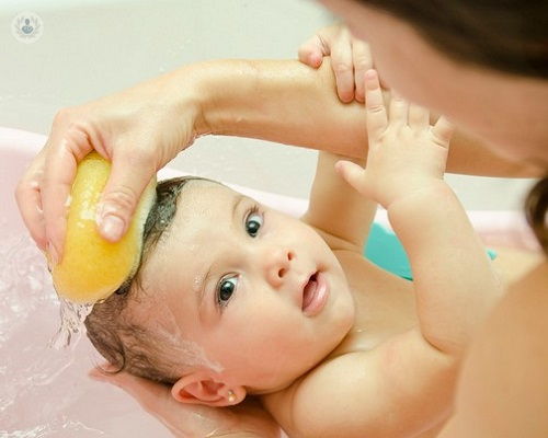 Baño del bebé: los accesorios imprescindibles para su baño diario