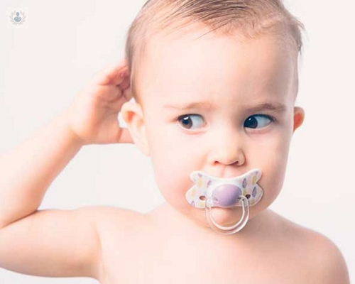¿Los chupones y biberones afectan los dientes de un bebé?