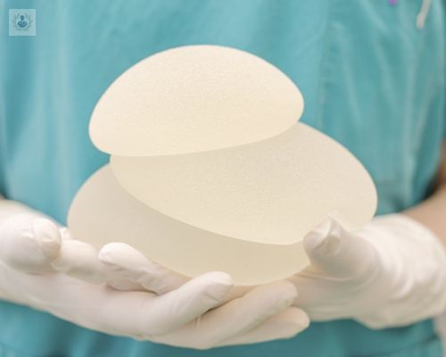 Implantes mamarios: el procedimiento y sus riesgos