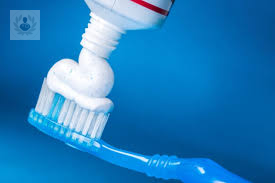 ¿Azul, blanca o de colores? Aprende a elegir la mejor pasta dental