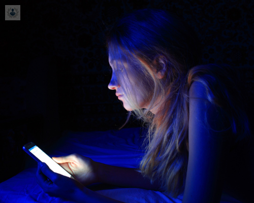La Luz Azul en los Dispositivos Móviles: Mitos y Realidades
