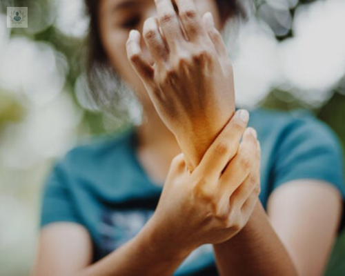 mano-rebelde-extrano-sindrome-neurologico imagen de artículo