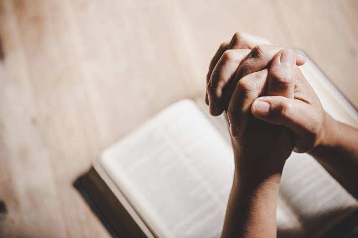 por-que-creer-en-dios-la-conexion-entre-la-fe-y-el-bienestar-emocional imagen de artículo