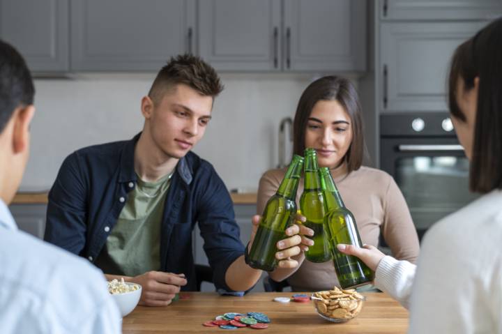 dejar-que-tu-hijo-pruebe-alcohol-lo-hara-beber-con-responsabilidad imagen de artículo