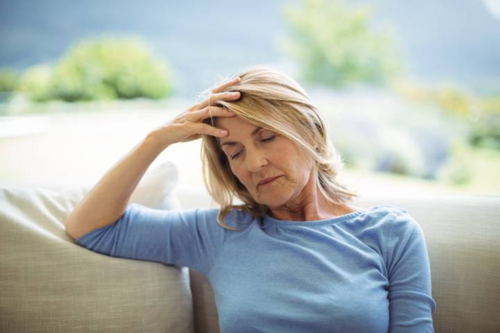menopausia-migranas-por-que-aumentan-dolores-cabeza-cambios-hormonales imagen de artículo