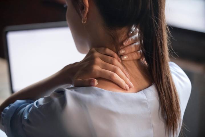 dolor-irradia-mas-alla-cuello-importancia-tratar-hernia-disco-cervical imagen de artículo