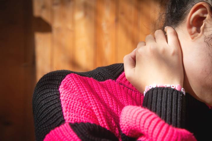 sindrome-text-neck-cuello-texto-que-es-como-afecta-salud-columna imagen de artículo