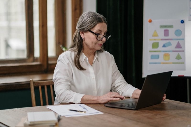 mujer adulta trabajando