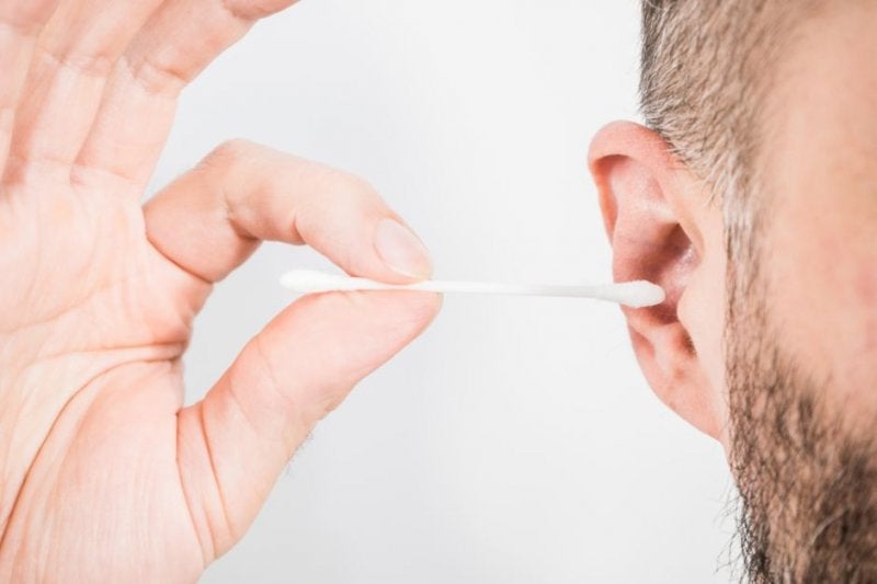 Se debe eliminar el cerumen de los oídos?