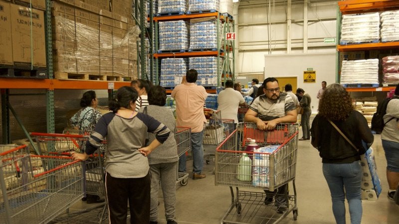 Tiendas autoservicio y de salud pueden mantenerse abiertas