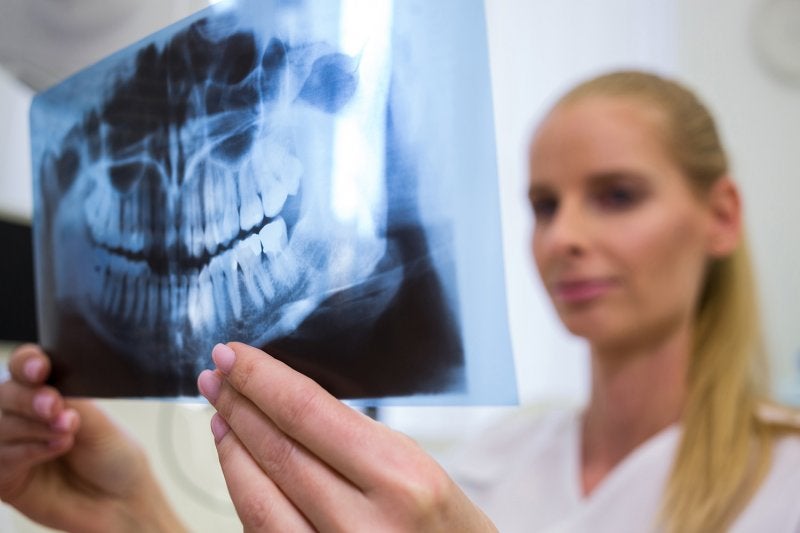 Odontólogo mirando radiografía